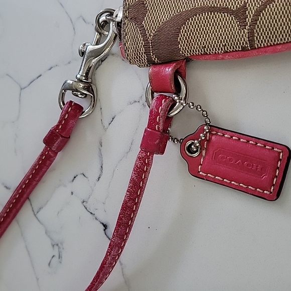Coach wristlet, EUC🎉🎊 hot pink - Picture 3 of 6